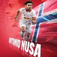 Antonio Nusa med norsk flagg og RB Leipzig drakt i sin presentasjon