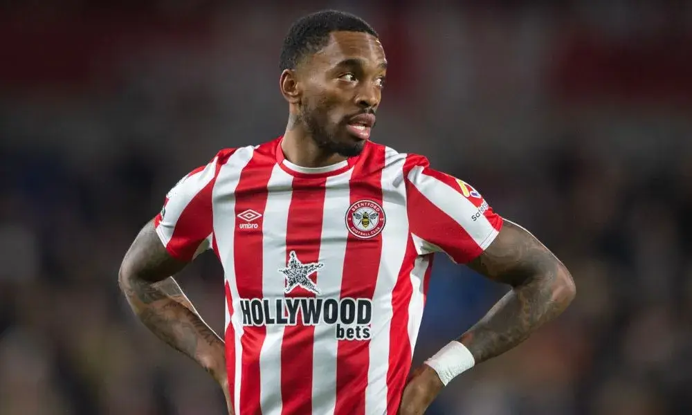 Ivan Toney iført Brentford sin drakt med Hollywood bets på brystet.